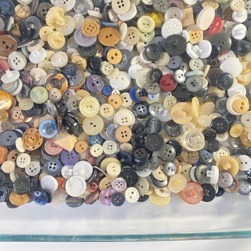 Vintage Assorted Vintage Buttons in Various Colors - Picture 6 of 16
